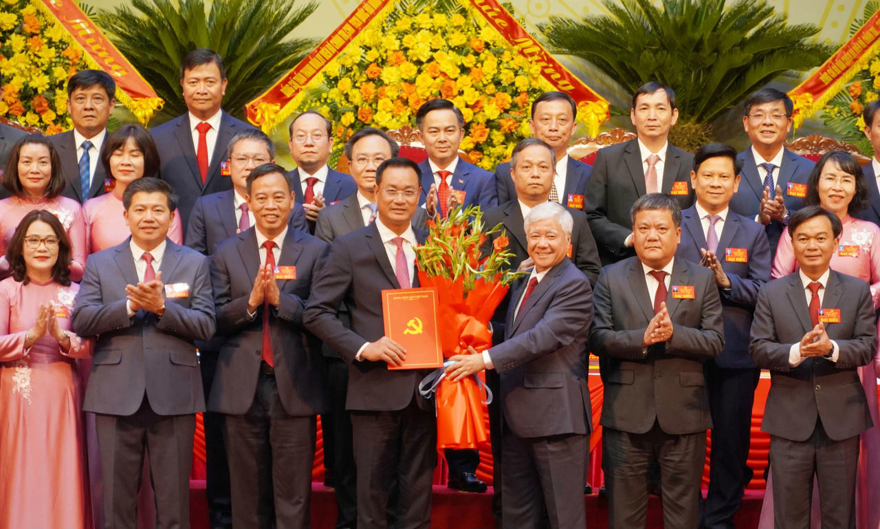 Chủ tịch Ủy ban Trung ương MTTQ
Việt Nam Đỗ Văn Chiến trao quyết định, tặng hoa chúc mừng ông Lê Ngọc Quang tiếp
tục được Bộ Chính trị chỉ định giữ chức Bí thư Tỉnh ủy nhiệm kỳ 2025-2030.