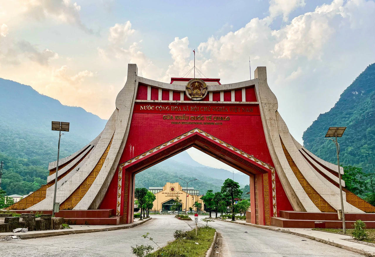 Cửa khẩu quốc tế Cha Lo.