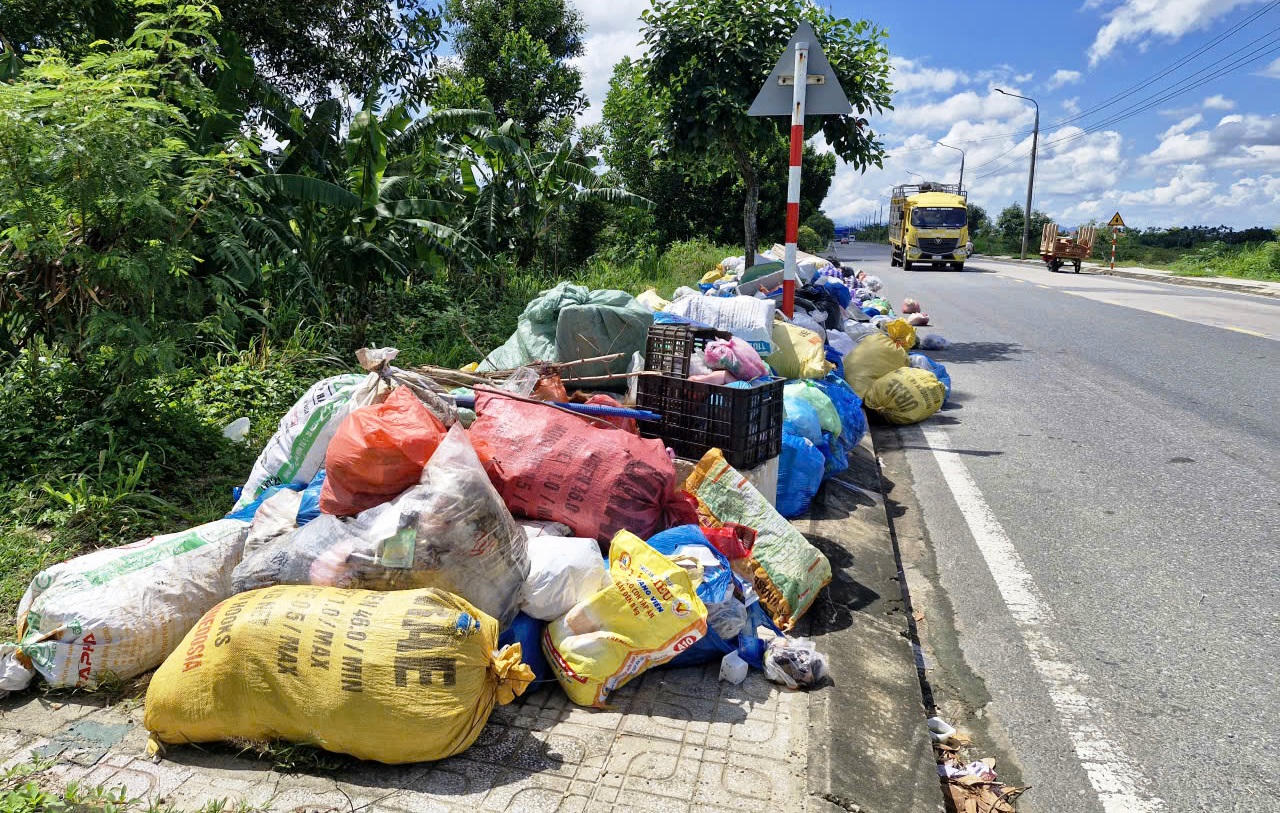 Rác thải chất dọc đường ở phường Điện Bàn Tây.