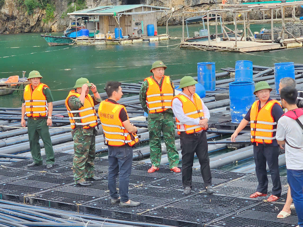 Ông Cao Tường Huy, Bí thư Đặc khu Vân Đồn kiểm tra, đôn đốc người dân lên bờ để tránh trú bão.