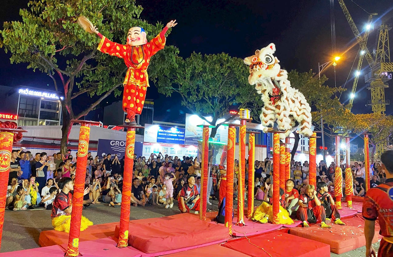 Không khí Trung thu lan tỏa khắp TP Đà Nẵng, từ khu trung tâm đến từng ngõ nhỏ, công viên, trường học.