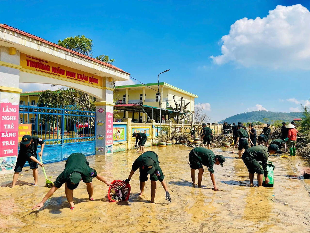 Nhằm chia sẻ khó khăn và hỗ trợ địa phương sớm ổn định tình hình sau thiên tai, cán bộ, chiến sĩ Phòng Cảnh sát cơ động, Công an tỉnh Hà Tĩnh đã đến các trường bị ngập lũ dọn dẹp bùn đất, vệ sinh khuôn viên, lau chùi, sắp xếp lại trang thiết bị, đồ dùng học tập để đảm bảo môi trường an toàn, sạch sẽ trước khi đón học sinh trở lại học.