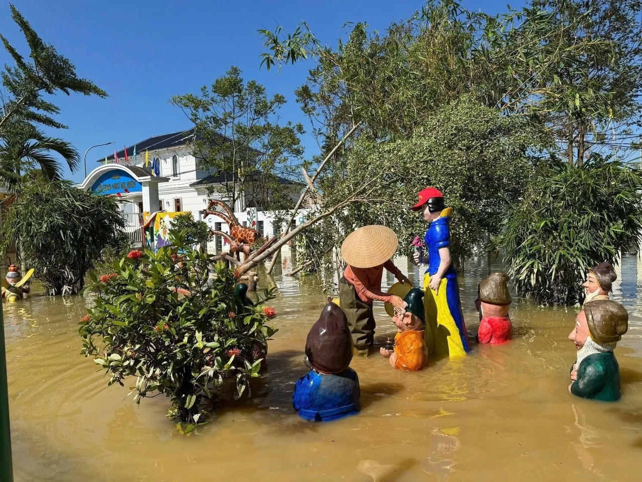 Được biết, theo thống kê có 16 trường học trên địa bàn bị ngập lụt chưa đón học sinh đến trường. Dự kiến đầu tuần tới, các điểm trường trở lại học bình thường.