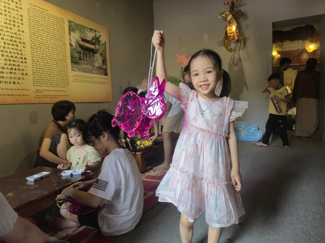 Em bé vui vẻ với sản phẩm tự mình làm ra.