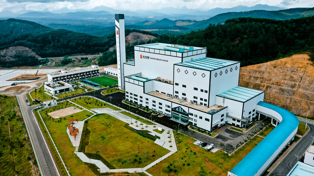 Nhà máy điện rác Phú Sơn tạo ra năng lượng điện bằng cách đốt rác sinh hoạt ở nhiệt độ cao, sau đó sử dụng nhiệt lượng này để làm quay tua-bin máy phát điện.