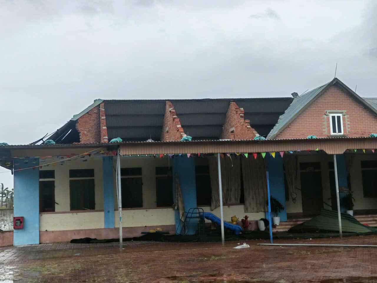 Mái tôn dãy phòng học 3 lớp nhà trẻ của Trường mầm non Kỳ Tiến bị tốc mái hư hỏng hoàn toàn, tường nhà bếp bị đổ, mái ngói bị tốc, gãy đổ hoàn toàn, khu vực bếp ăn hư hỏng nên không thực hiện công tác ăn bán trú tại trường, hệ thống bảng biểu, đạo cụ dạy học ngoài trời gãy đổ...