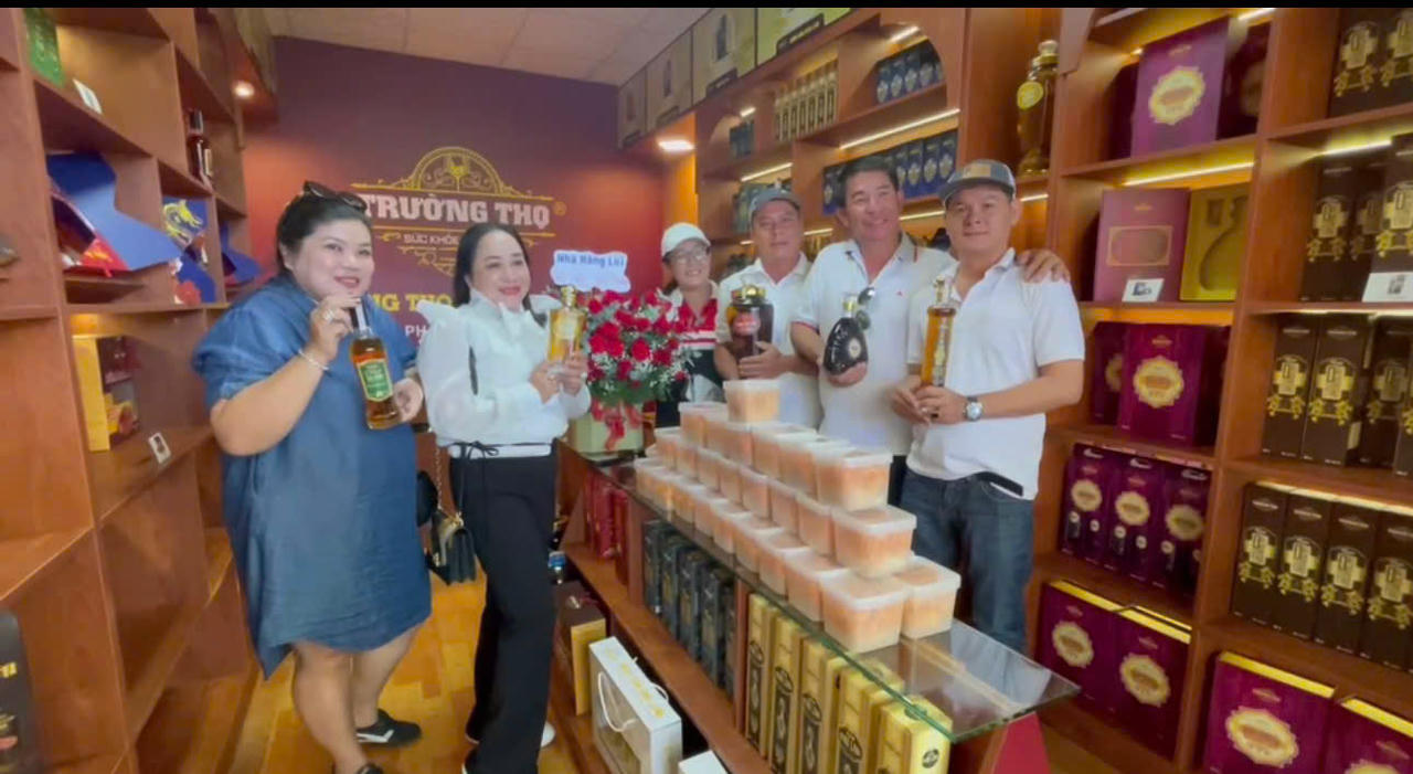 Gian hàng trưng bày sản phẩm của HTX Đông Nam Bộ tại một hội chợ xúc tiến thương mại của tỉnh Đồng Nai.