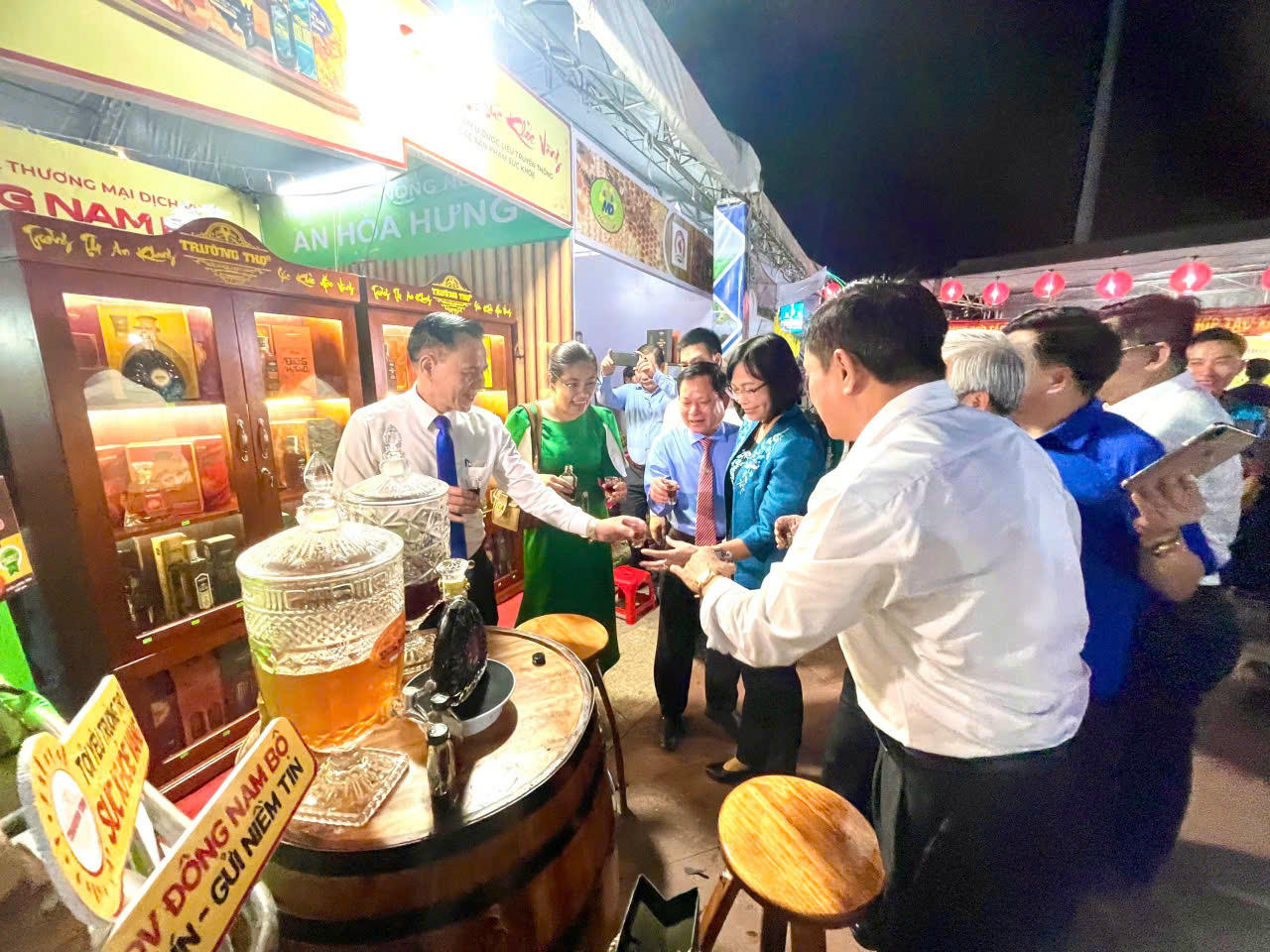 Bà Nguyễn Thị Hoàng, Phó Chủ tịch UBND tỉnh Đồng Nai thăm gian hàng trưng bày sản phẩm của HTX Đông Nam Bộ.