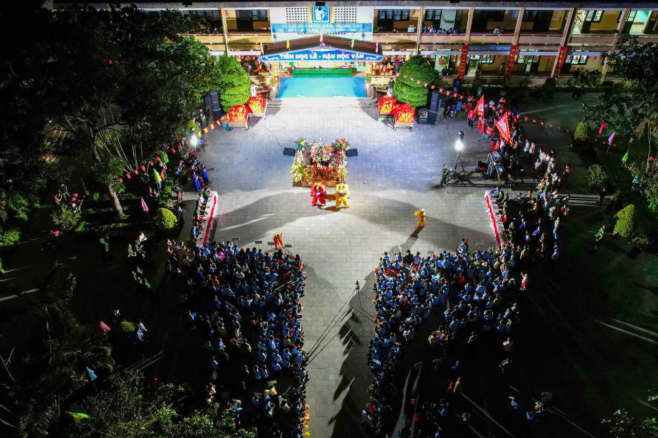 Rộn ràng đêm hội trăng cho thiếu nhi vùng biên giới A Lưới