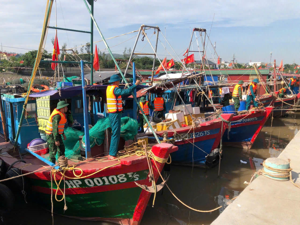 Cán bộ, chiến sĩ Đồn Biên phòng Đồ Sơn hỗ trợ ngư
dân chằng buộc phương tiện tại khu vực neo đậu.