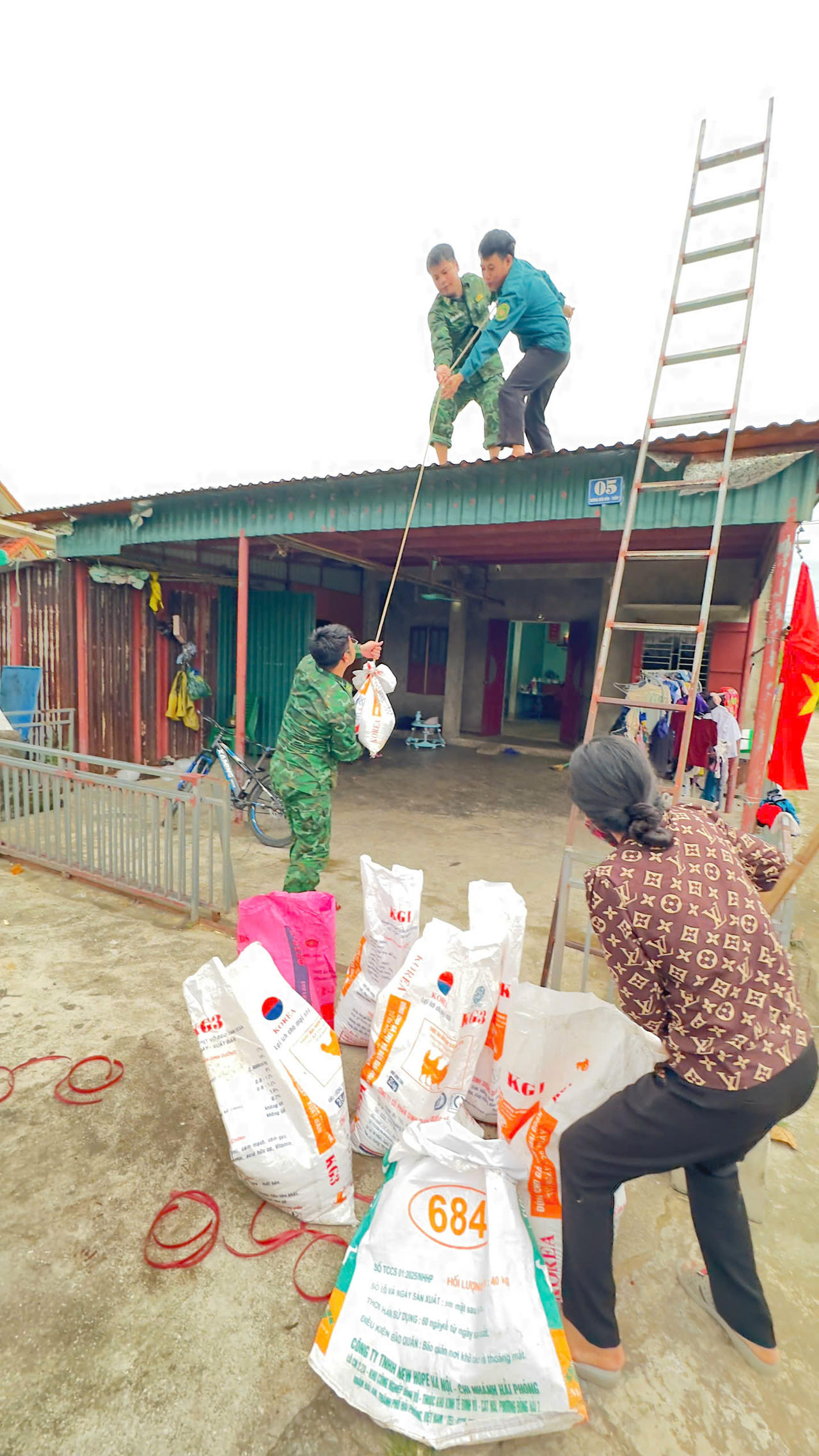 Đồn Biên phòng Vạn Gia đã cử lực lượng xuống tận thôn, bản, hỗ trợ bà con chằng chống nhà cửa, gia cố các điểm trường học và đưa người già, trẻ nhỏ đến nơi an toàn.
