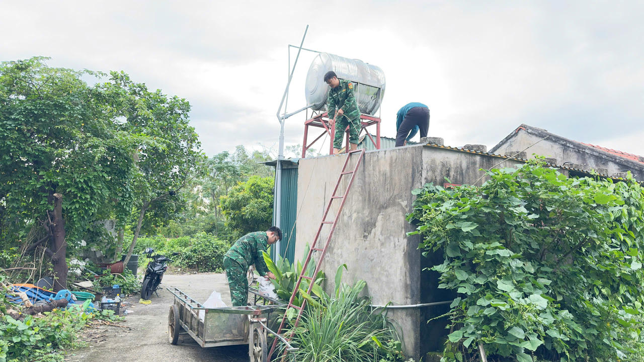 Đồn Biên phòng Vạn Gia đã cử lực lượng xuống tận thôn, bản, hỗ trợ bà con chằng chống nhà cửa, gia cố các điểm trường học và đưa người già, trẻ nhỏ đến nơi an toàn.