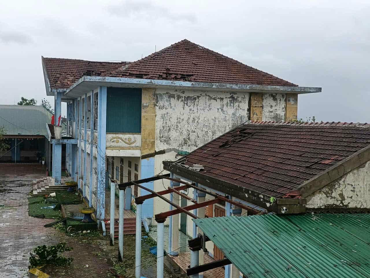   Cô giáo Nguyễn Thị Hương-Hiệu phó Trường Mầm non Kỳ Tiến xã Kỳ Anh, tỉnh Hà Tĩnh cho biết, sau bão số 10 trường học bị hư hỏng nặng, thiệt hại ban đầu hơn 1,1 tỷ đồng.