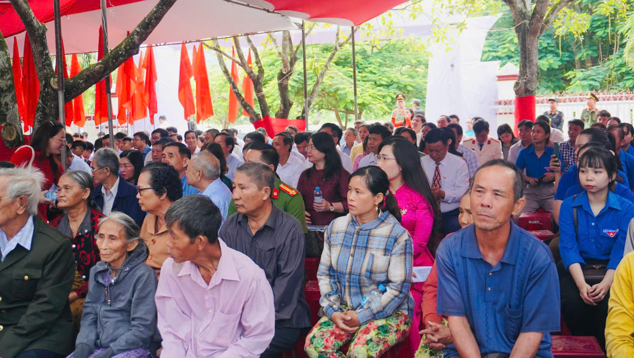 Đông đảo các Nhân dân tham dự buổi lễ.