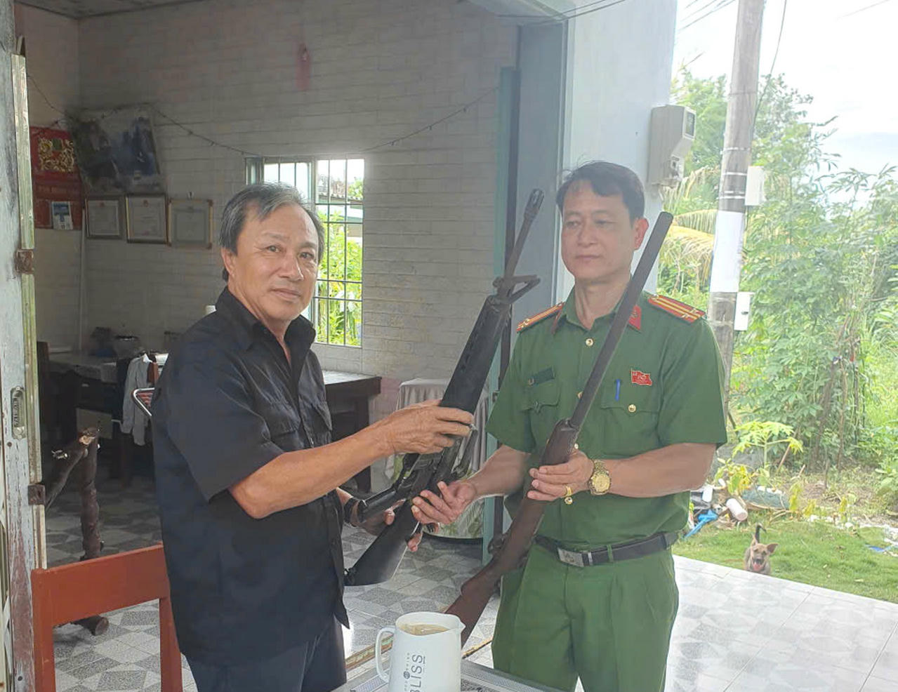 Ông Nguyễn Minh Mười (ấp Thạnh 1, xã Long Điền, tỉnh Cà Mau) tự nguyện giao nộp 1 khẩu súng AR-15, 1 súng tự chế bắn đạn chìm chì và 2 viên đạn.