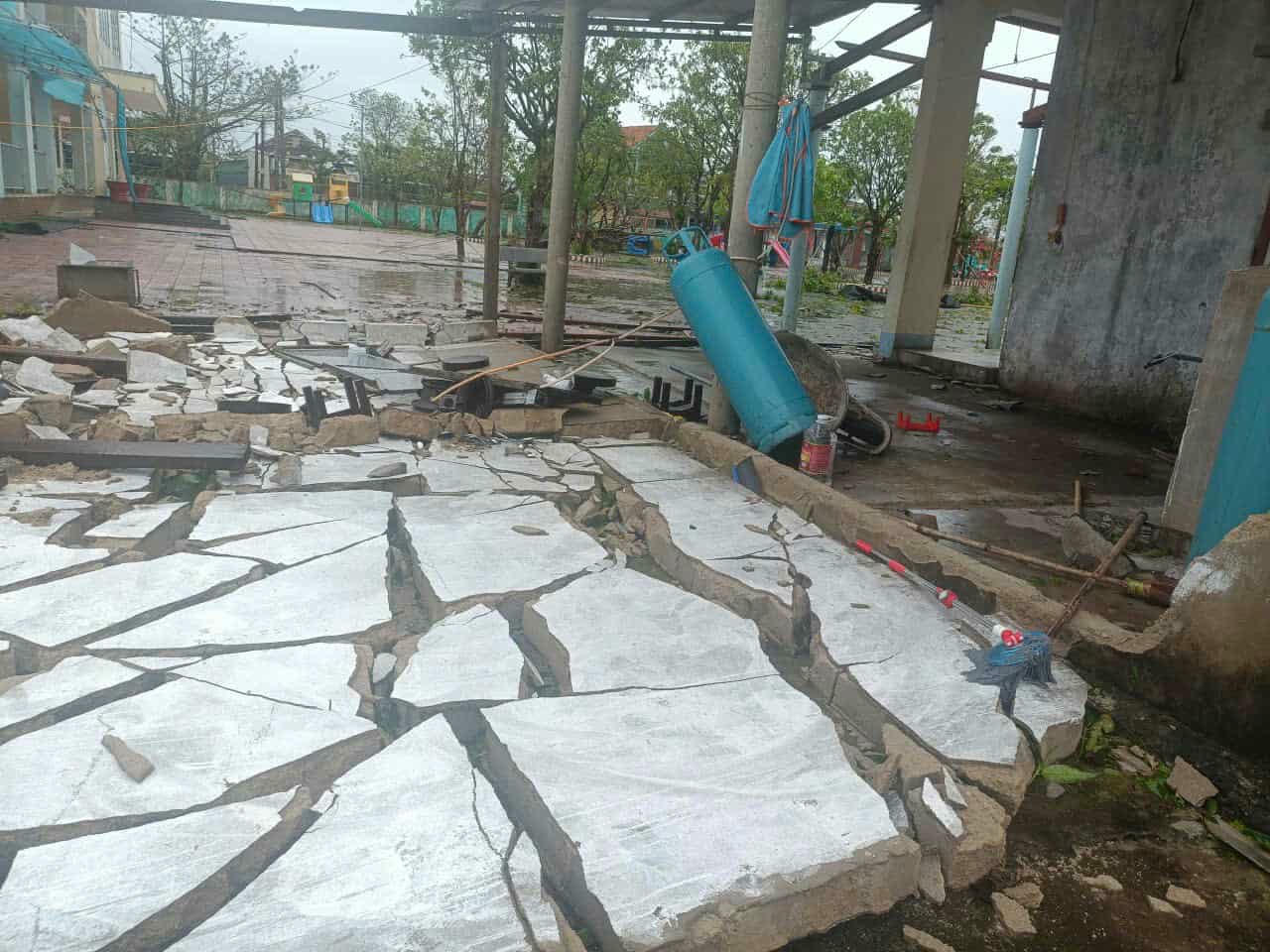 Sau bão, được chính quyền địa phương và các lực lượng tình nguyện, Quân đội cùng với nhà trường khắc phục tạm thời để đón học sinh trở lại trường. Tuy nhiên, thời gian tới mưa xuống sẽ có 6 phòng học của Trường Mần non Kỳ Tiến không thể đón trẻ vào học vì không đảm bảo an toàn cho học sinh và giáo viên.