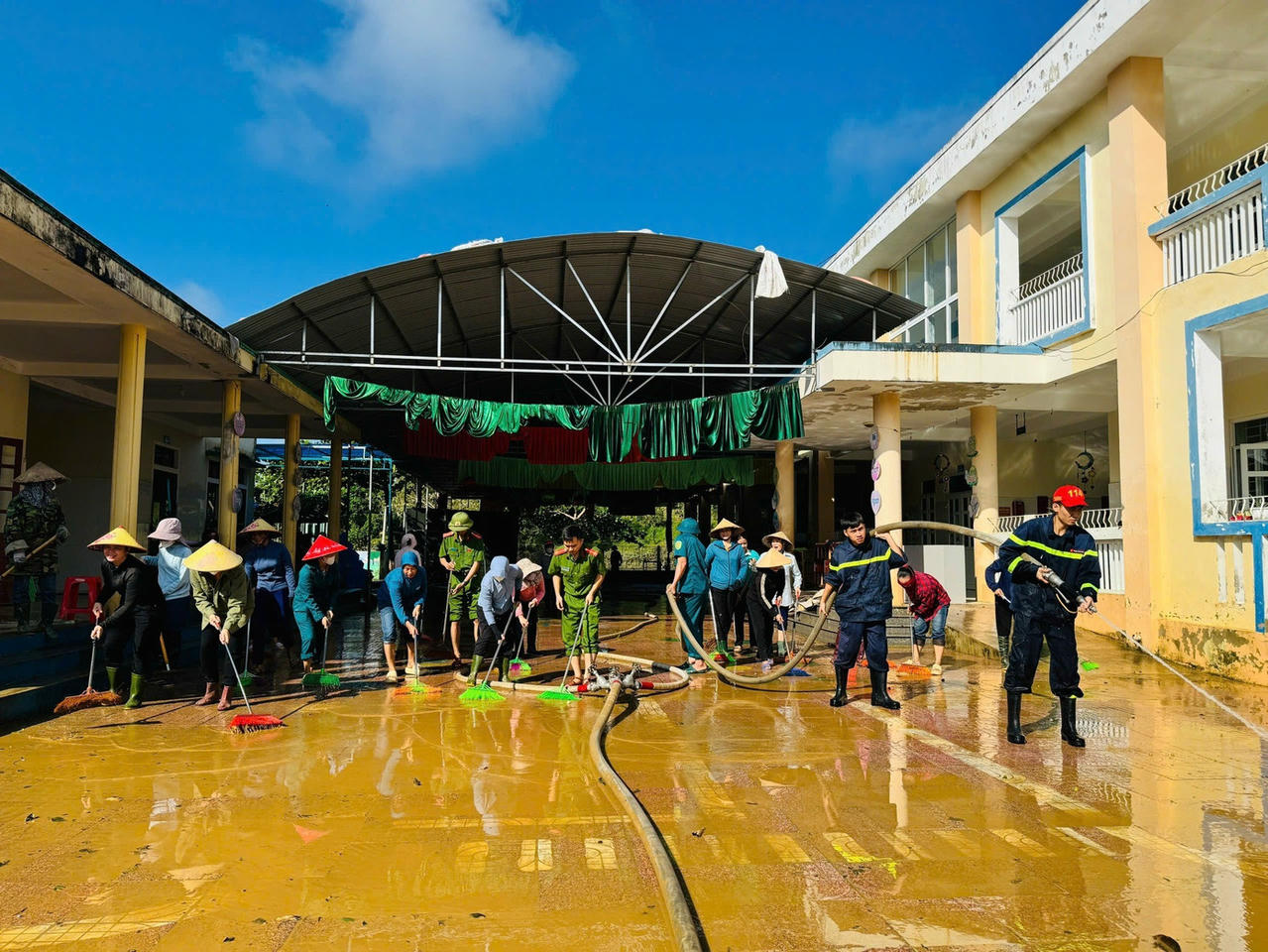 Tại Trường Mầm non Kim Hoa và Trường Tiểu học Kim Hoa (xã Kim Hoa, Hà Tĩnh) là những điểm trường thấp trũng thường xuyên phải gánh chịu hậu quả nặng nề của lũ lụt. Sau khi nước rút, Đội chữa cháy và cứu nạn, cứu hộ khu vực Hương Sơn (thuộc Phòng Cảnh sát phòng cháy chữa cháy và cứu nạn cứu hộ tỉnh Hà Tĩnh) cùng Công an xã Kim Hoa, và toàn thể giáo viên nhà trường khắc phục hậu quả để đón học sinh trở lại lớp.