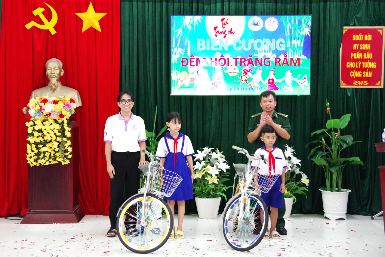 Ngoài nhận quà Trung thu, các em có hoàn cảnh đặc biệt khó khăn còn được các đơn vị và nhà hảo tâm tặng xe đạp hỗ trợ việc học tập.