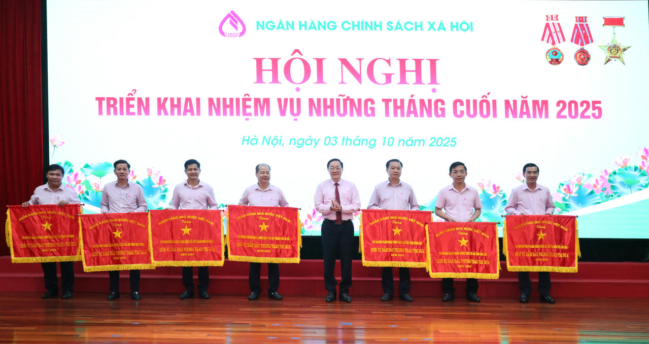 Tổng Giám đốc Dương Quyết Thắng trao tặng
Cờ thi đua của NHNN năm 2024 cho các
đơn vị trong hệ
thống NHCSXH 