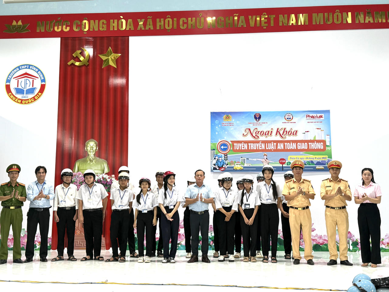 Báo Pháp luật Việt Nam và Phòng Cảnh sát giao thông Quảng Trị phối hợp tuyên truyền pháp luật, tặng mũ bảo hiểm cho học sinh