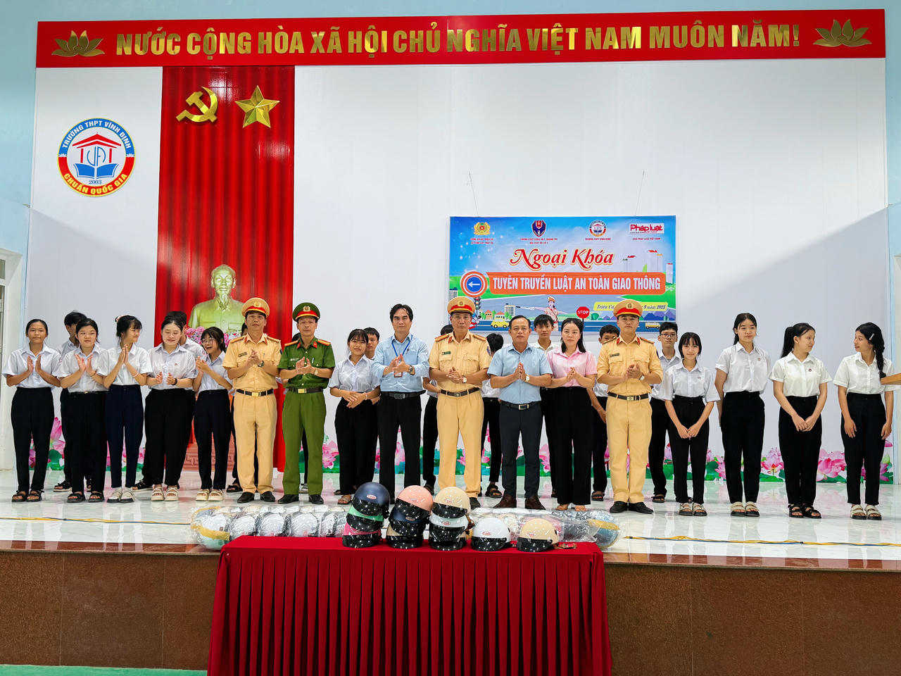 Tặng mũ bảo hiểm cho các em học sinh trường THPT Vĩnh Định.