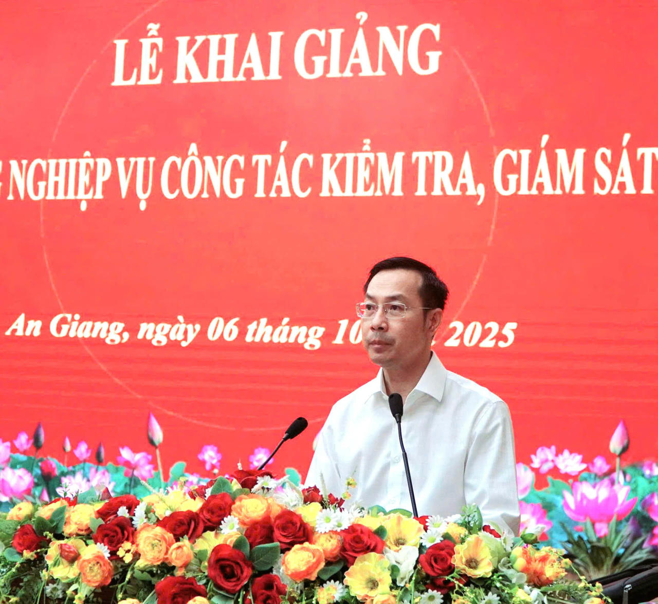 Ông Nguyễn
Thanh Nhàn, Phó Bí thư Thường trực Tỉnh ủy, Chủ tịch HĐND tỉnh An Giang phát
biểu tại lễ khai giảng.