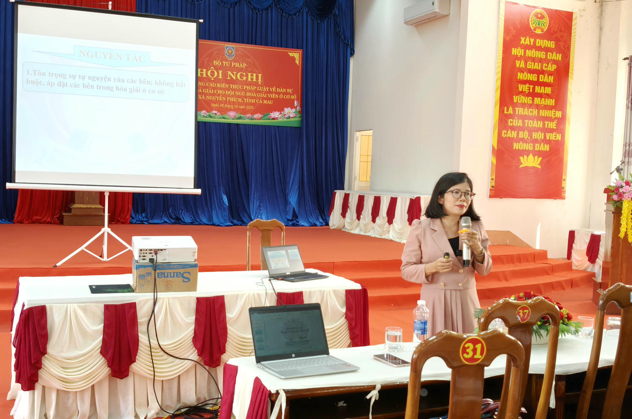 Báo cáo viên Nguyễn Thị Quế - hướng dẫn một số kỹ năng hòa giải ở cơ sở cho đội ngũ hòa giải viên.