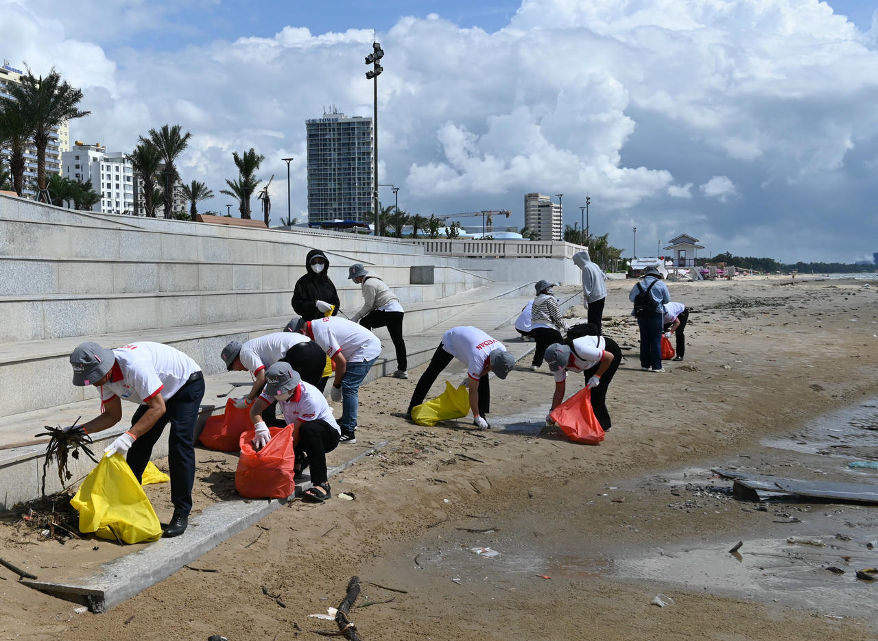 Các tình nguyện viên đang tích cực thu dọn rác