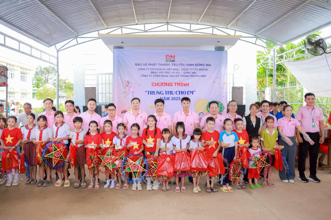 "Biệt đội áo hồng của C.P Việt Nam tặng quà cho các em thiếu nhi tại xã Đắk Lua.