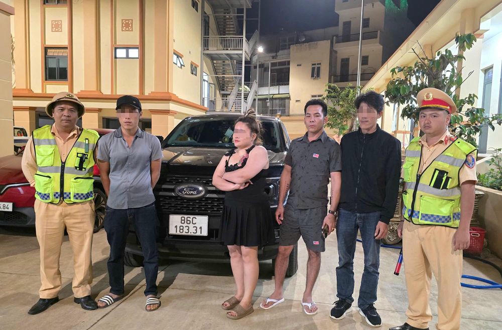 Nguyễn Thế Anh (giữa) cùng nhóm người trên xe bán tải bị công an triệu tập 