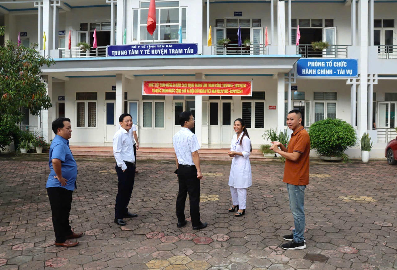 Các đại biểu tham quan Trung tâm Y tế khu vực Trạm Tấu