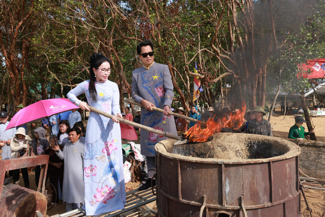 Vợ chồng doanh nhân TMV Mailisa tại chùa Tam Bảo, xã Thạch Hà, tỉnh Hà Tĩnh.