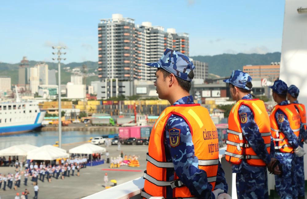 Tàu CSB 8002 cập cảng Cebu, bắt đầu chuyến thăm, làm việc tại Philippines.