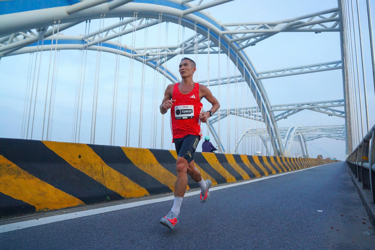 Vận động viên Phạm Tiến Sản trên hành trình chinh phục Giải Marathon Quốc tế Hà Nội Techcombank mùa thứ 4