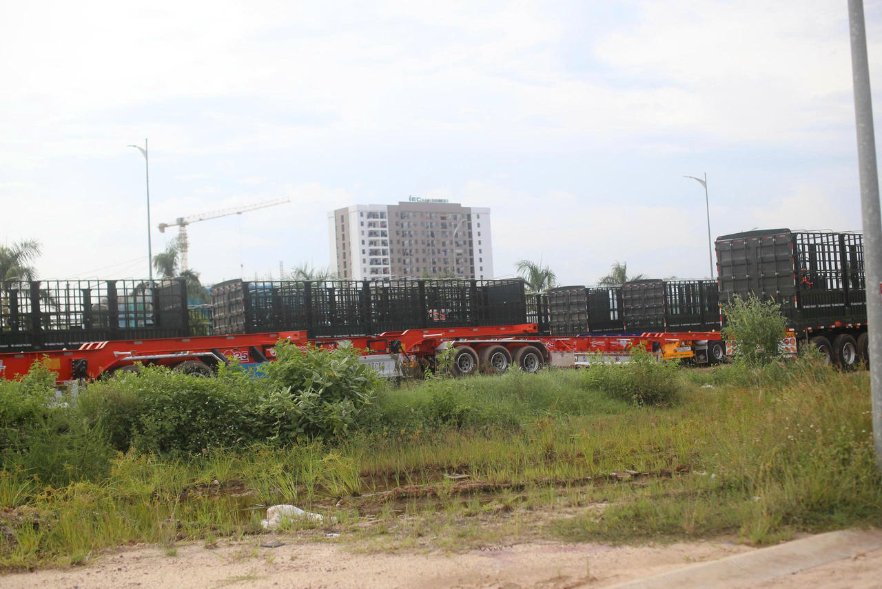 Khu đô thị Long Vân bỗng nhiên biến thành bãi xe trước sự ngạc nhiên của nhiều người. Ảnh: Ngọc Châu