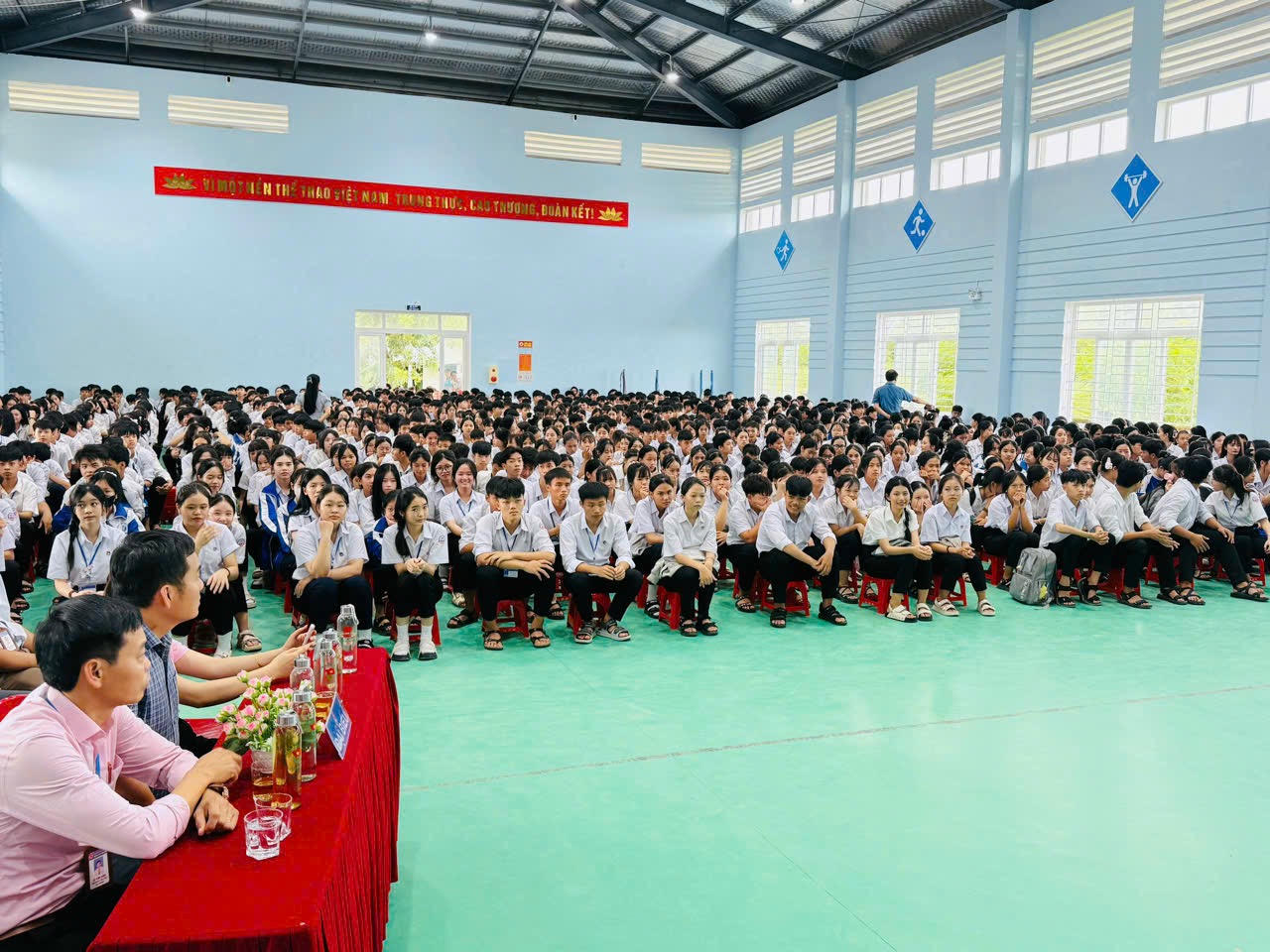 Báo Pháp luật Việt Nam và Phòng Cảnh sát giao thông Quảng Trị phối hợp tuyên truyền pháp luật, tặng mũ bảo hiểm cho học sinh