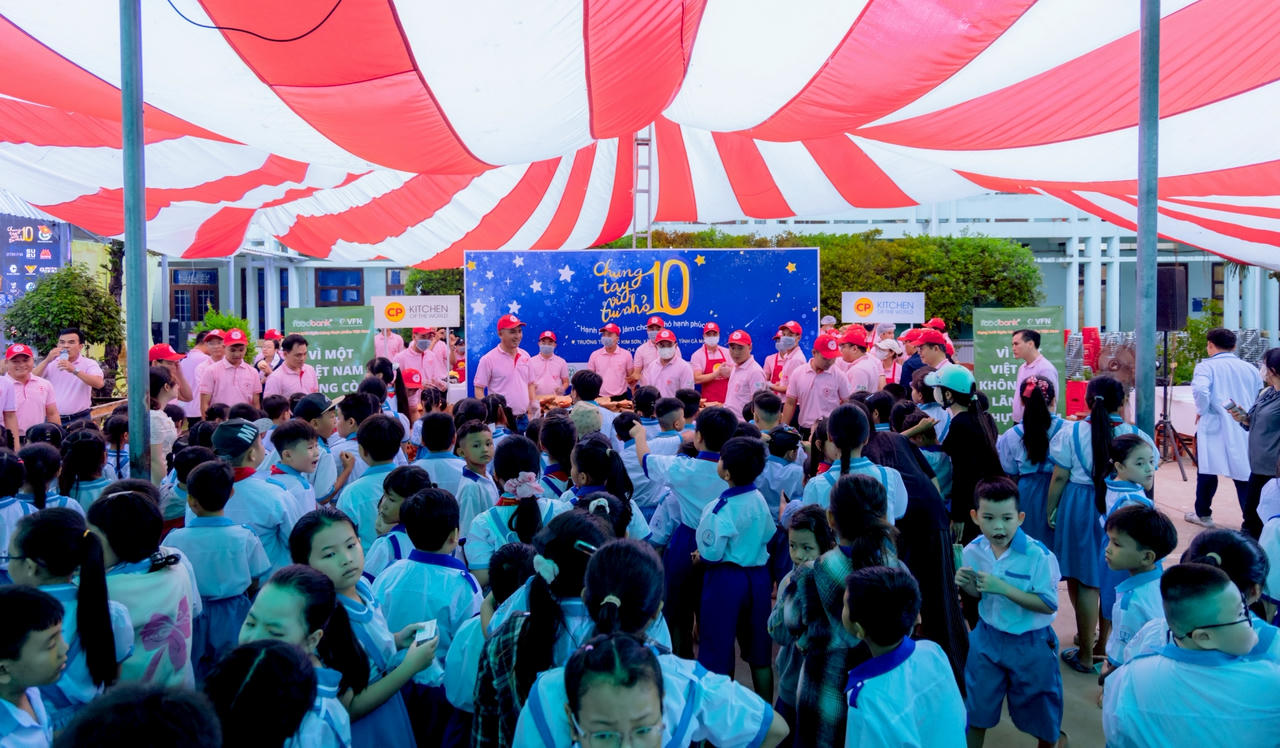 1500 phần ăn dinh dưỡng được C.P Việt nam trao tặng các em nhỏ tại chương trình Trung thu.