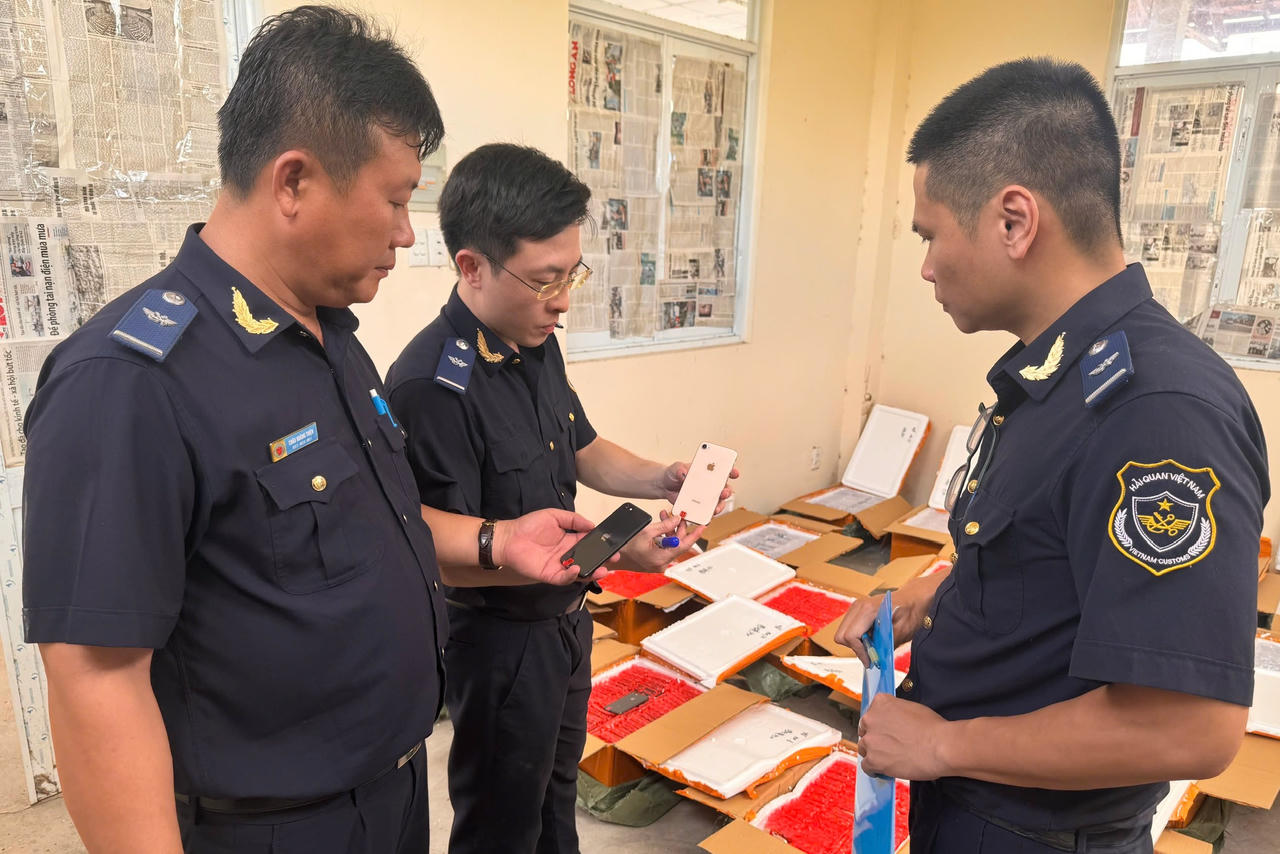 Hải quan kiểm tra, bắt giữ gần 5 nghìn điện thoại di động giả nhãn hiệu