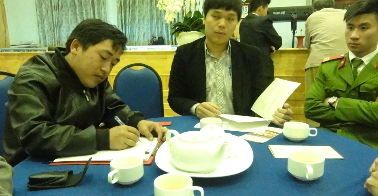 Lực lượng liên ngành tỉnh Lâm Đồng kiểm tra một cơ sở kinh doanh.