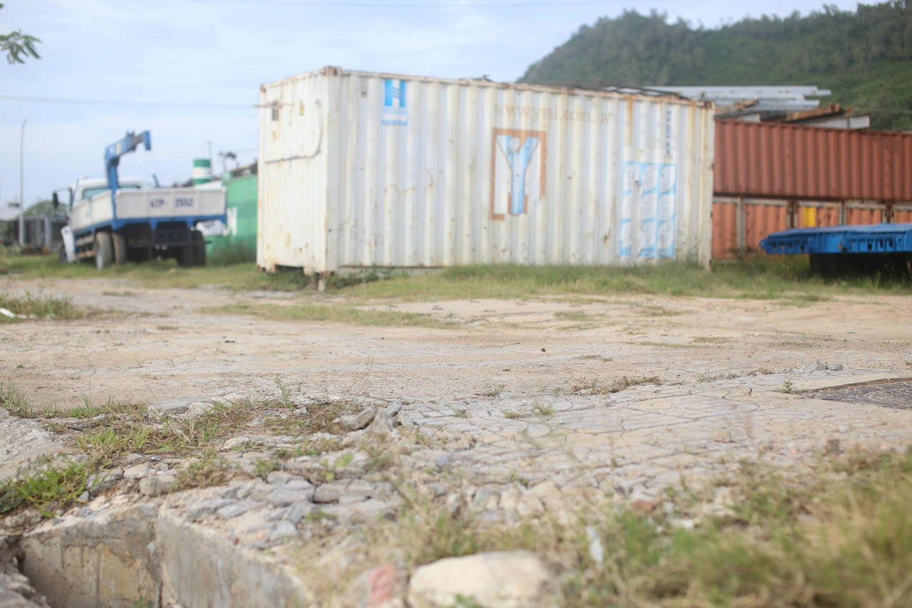 Ông Ngô Tùng Sơn - Giám đốc Trung tâm Phát triển quỹ đất tỉnh Gia Lai cho biết, mới đây, 2 cá nhân đang chiếm dụng cam kết đến 15/10 sẽ di dời. Ảnh: Ngọc Châu