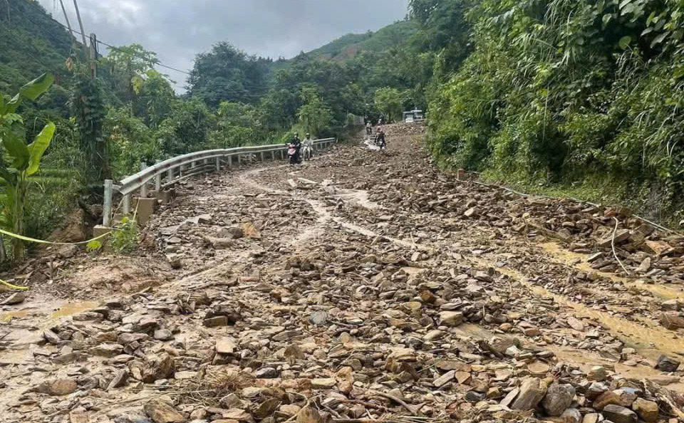 Mưa lớn làm đất đá từ sườn đồi tràn xuống lấp mặt đường tại xã Chiềng Lao, tỉnh Sơn La gây ách tắc giao thông (Ảnh: CTV).