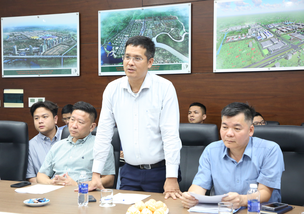 Lãnh đạo Công ty TNHH VSIP Bắc Ninh báo cáo các khó khăn, vướng mắc.