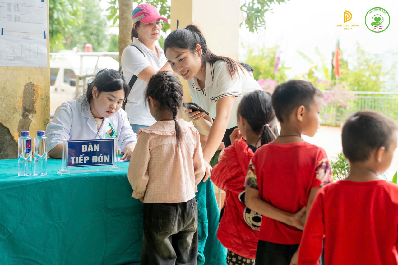 Bệnh viện YHCT tỉnh Lào Cai khám bệnh tình nguyện và trao quà 'Trung thu cho em' tại xã Mường Bo