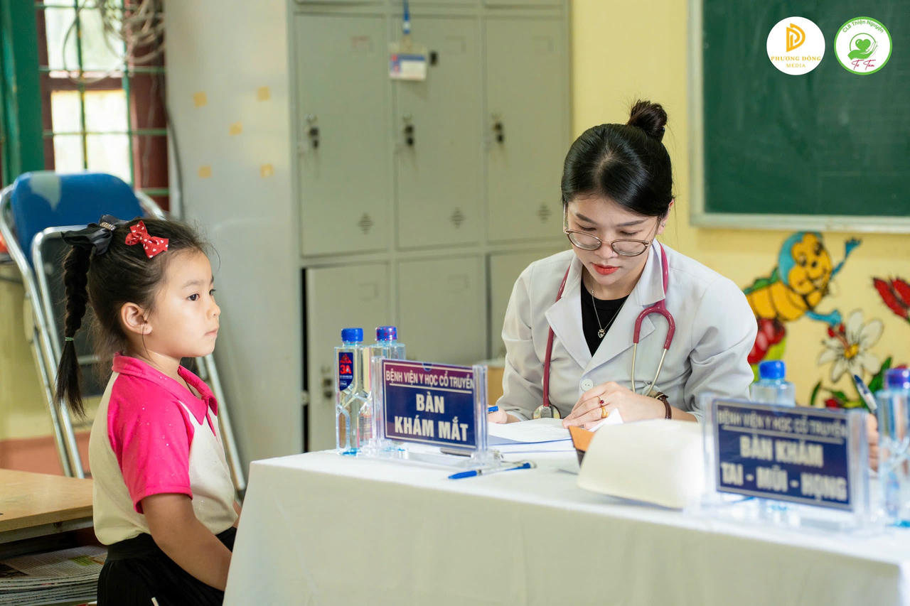 Bệnh viện YHCT tỉnh Lào Cai khám bệnh tình nguyện và trao quà 'Trung thu cho em' tại xã Mường Bo