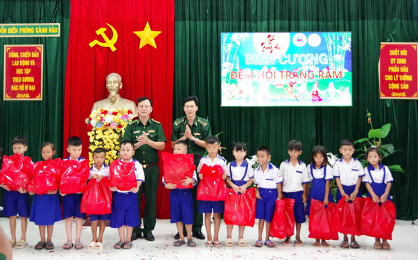 Hơn 3.000 phần quà Trung thu đến với trẻ em vùng biên giới Cà Mau