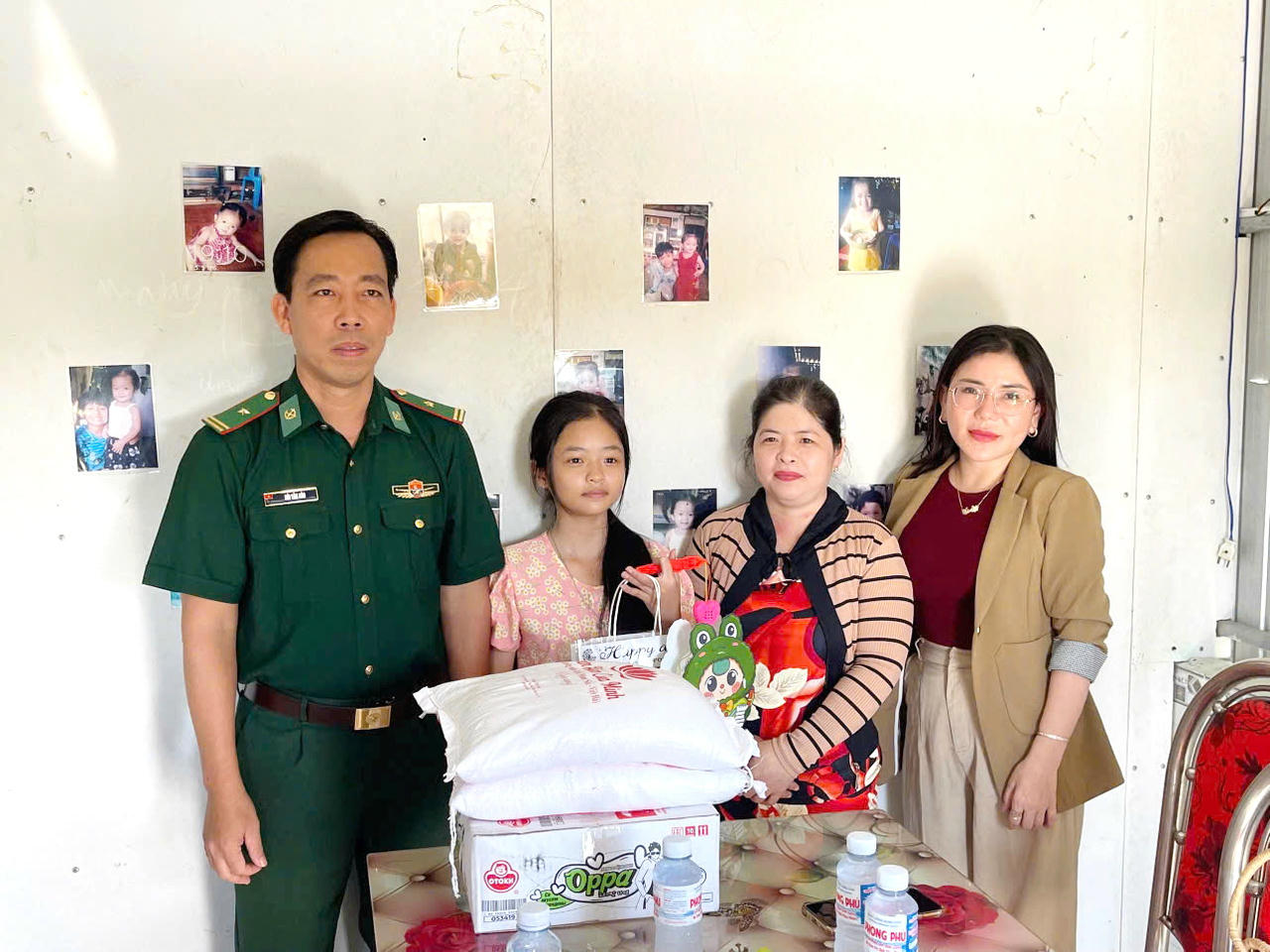 Cán bộ, chiến sĩ Đồn Biên phòng Cái Đôi Vàm đến tận nhà trao quà Trung thu cho các em không có điều kiện tham gia chương trình.