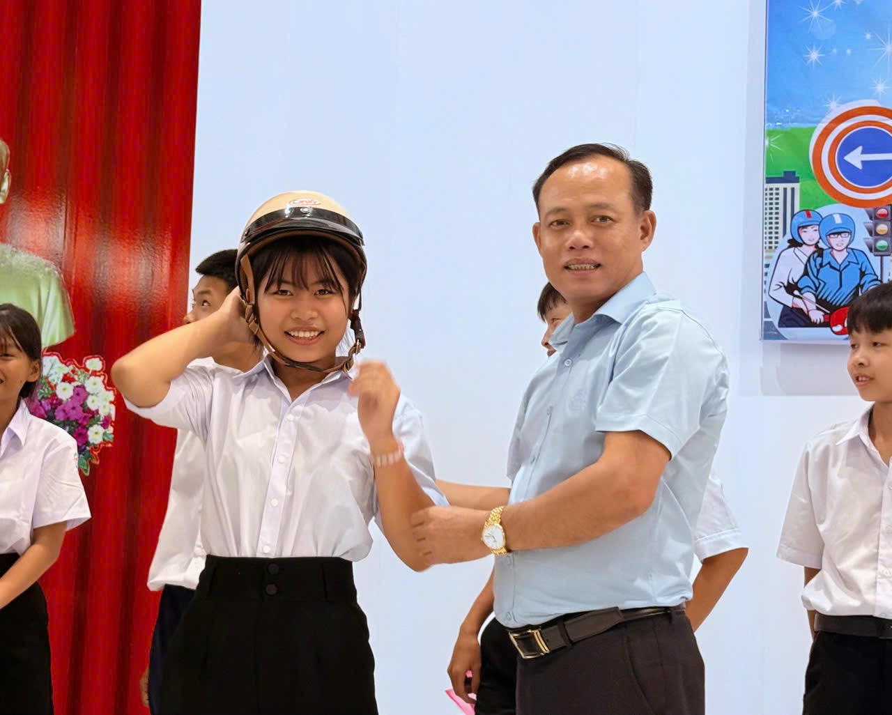 Báo Pháp luật Việt Nam và Phòng Cảnh sát giao thông Quảng Trị phối hợp tuyên truyền pháp luật, tặng mũ bảo hiểm cho học sinh