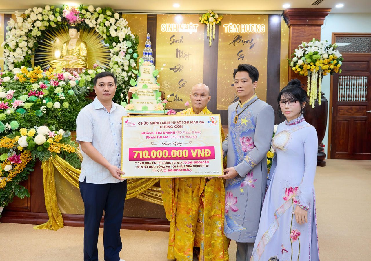 Vợ chồng doanh nhân Hoàng Kim Khánh - Phan Thị Mai trao tặng 710 triệu đồng gồm 7 căn nhà tình thương, 100 suất học bổng và 100 phần quà trung thu.