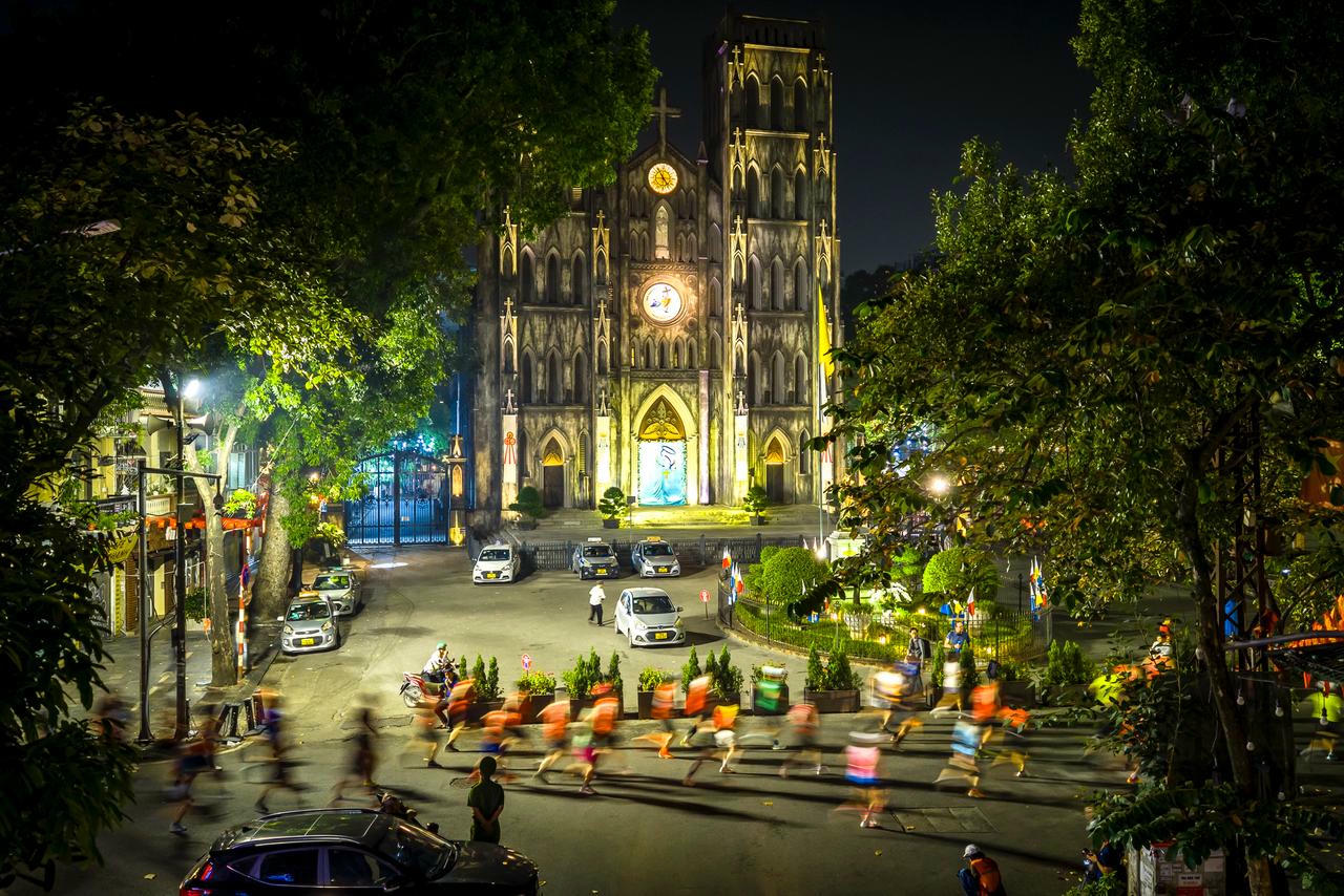 Cung đường chạy đi qua nhiều địa danh mang đậm dấu ấn lịch sử, văn hóa như Lăng Chủ tịch Hồ Chí Minh, Cầu Long Biên, Nhà Thờ Lớn..