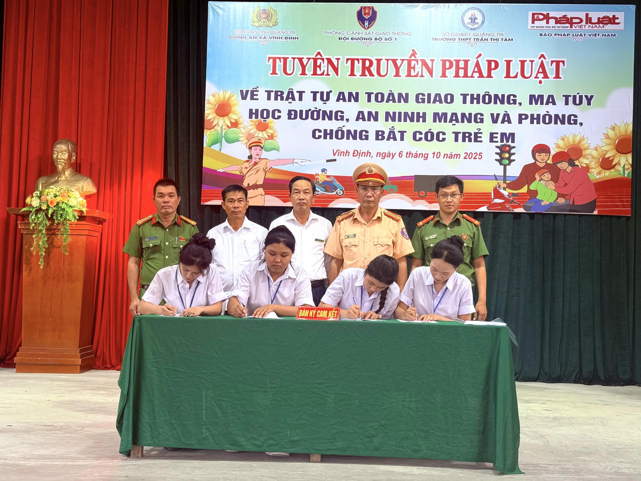Ký cam kết về việc thực hiện nghiêm quy định tham gia giao thông đường bộ.